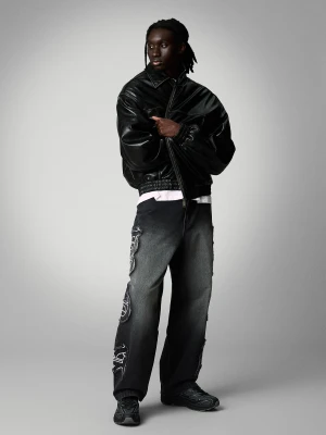 Bershka Jeansy O Kroju Baggy Z Naszywką Mężczyzna Czarny