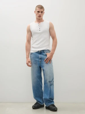 Bershka Jeansy O Kroju Baggy Z Naszywkami W Gwiazdy Mężczyzna Wyblakły Niebieski