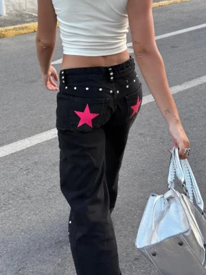 Bershka Jeansy O Kroju Baggy Z Niskim Stanem, Ćwiekami I Gwiazdami Kobieta Czarny