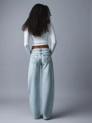 Bershka Jeansy O Kroju Baggy Z Niskim Stanem, Ćwiekami I Gwiazdami Kobieta Jasnoniebieski