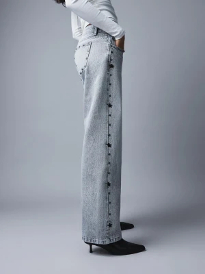 Bershka Jeansy O Kroju Baggy Z Niskim Stanem, Ćwiekami I Gwiazdami Kobieta Szary