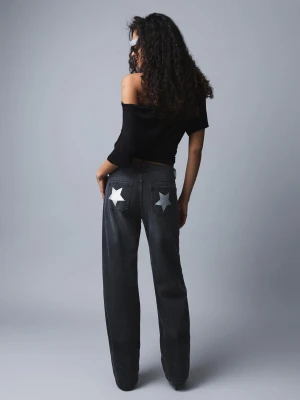 Bershka Jeansy O Kroju Baggy Z Niskim Stanem, Ćwiekami I Kieszeniami W Gwiazdki Kobieta Czarny
