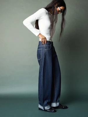 Bershka Jeansy O Kroju Baggy Z Niskim Stanem I Podwijanymi Nogawkami Kobieta Granatowy