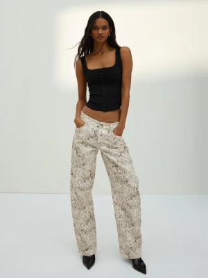 Bershka Jeansy O Kroju Baggy Z Niskim Stanem, Z Nadrukiem I Fakturą Kobieta Kremowy