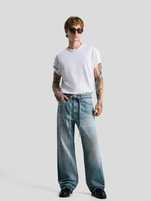 Bershka Jeansy O Kroju Baggy Z Paskiem Mężczyzna Wyblakły Niebieski