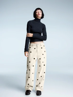 Bershka Jeansy O Kroju Baggy Z Podwiniętymi Nogawkami Kobieta Kremowy