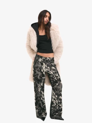 Bershka Jeansy O Kroju Baggy Z Żakardowym Nadrukiem Kobieta Czarny