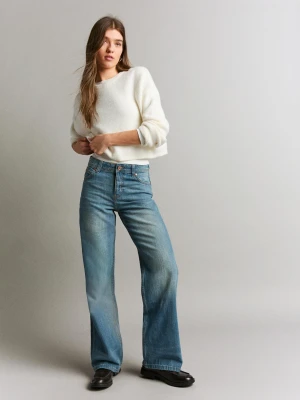 Bershka Jeansy O Kroju Baggy Ze Średnim Stanem Kobieta Wyblakły Niebieski