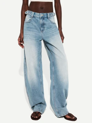 Bershka Jeansy O Kroju Balloon Typu Carpenter Z Regulacją Kobieta Wyblakły Niebieski
