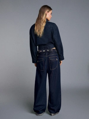 Bershka Jeansy O Kroju Balloon Z Klamrą Z Tyłu I Przetarciami Kobieta Granatowy