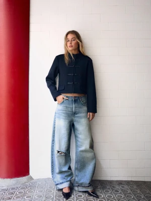 Bershka Jeansy O Kroju Balloon Z Klamrą Z Tyłu I Przetarciami Kobieta Wyblakły Niebieski