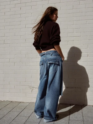 Bershka Jeansy O Kroju Balloon Z Tylną Klamrą I Przetarciami Kobieta Wyblakły Niebieski