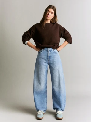 Bershka Jeansy O Kroju Barrel Kobieta Wyblakły Niebieski