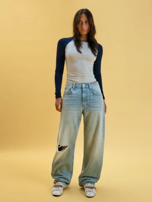 Bershka Jeansy O Kroju Barrel Loose Z Przetarciami Kobieta Wyblakły Niebieski