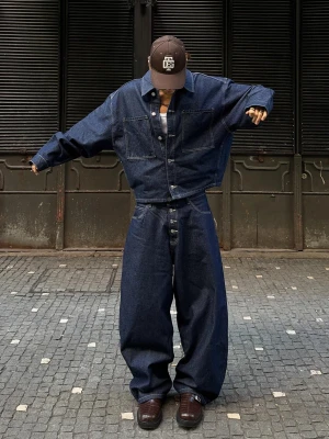 Bershka Jeansy O Kroju Barrel Mężczyzna Granatowy