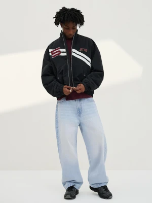 Bershka Jeansy O Kroju Barrel Mężczyzna Jasnoniebieski