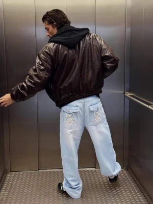 Bershka Jeansy O Kroju Barrel Mężczyzna Jasnoniebieski