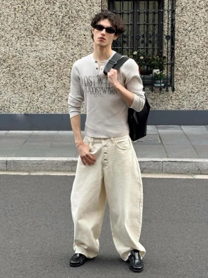 Bershka Jeansy O Kroju Barrel Mężczyzna Kremowy