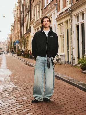 Bershka Jeansy O Kroju Barrel Mężczyzna Wyblakły Niebieski