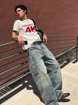 Bershka Jeansy O Kroju Barrel Mężczyzna Wyblakły Niebieski