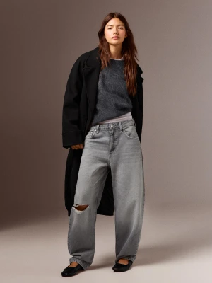 Bershka Jeansy O Kroju Barrel O Kroju Loose Z Przetarciami Kobieta Szary