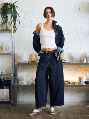 Bershka Jeansy O Kroju Barrel O Krótszym Kroju Kobieta Niebieski