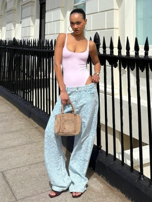Bershka Jeansy O Kroju Barrel Polly Pocket Kobieta Jasnoniebieski