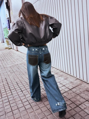Bershka Jeansy O Kroju Barrel, Wysoki Stan, Kieszeń, Sztuczna Skóra Kobieta Wyblakły Niebieski