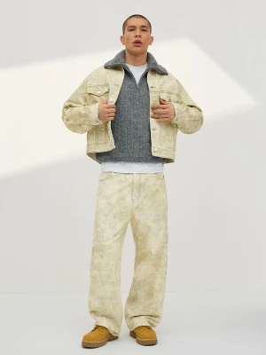 Bershka Jeansy O Kroju Barrel Z Nadrukiem Mężczyzna Zielony