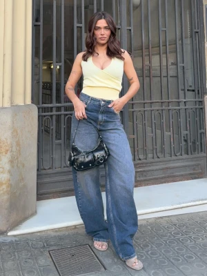 Bershka Jeansy O Kroju Barrel Z Wysokim Stanem Kobieta Niebieski