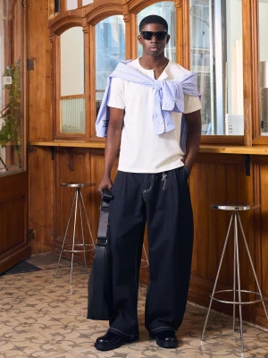 Bershka Jeansy O Kroju Barrel Z Zakładkami Mężczyzna Granatowy