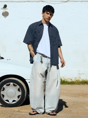 Bershka Jeansy O Kroju Barrel Z Zakładkami Mężczyzna Jasnoniebieski