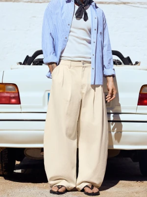 Bershka Jeansy O Kroju Barrel Z Zakładkami Mężczyzna Kremowy