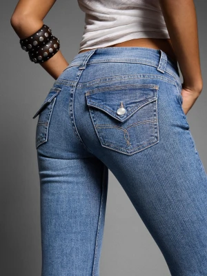 Bershka Jeansy O Kroju Bootcut Kobieta Wyblakły Niebieski