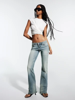 Bershka Jeansy O Kroju Bootcut Slim Z Niskim Stanem Kobieta Wyblakły Niebieski