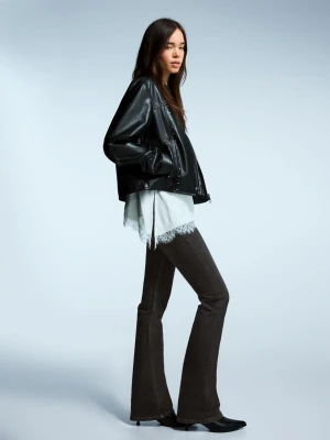 Bershka Jeansy O Kroju Bootcut Z Klapami Kobieta Czarny