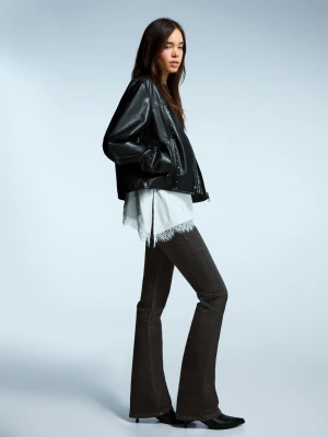 Bershka Jeansy O Kroju Bootcut Z Klapami Kobieta Czarny