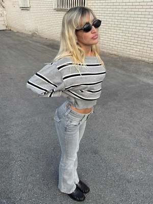 Bershka Jeansy O Kroju Bootcut Z Klapami Kobieta Szary