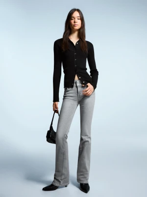 Bershka Jeansy Bootcut Z Niskim Stanem I Klapami Kobieta Szary