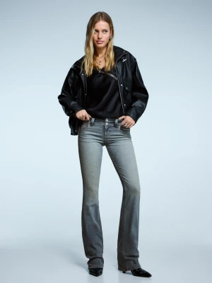 Bershka Jeansy Bootcut Z Niskim Stanem I Klapami Kobieta Wyblakły Niebieski