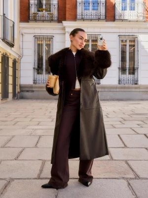 Bershka Jeansy O Kroju Bootcut Z Niskim Stanem Kobieta Brązowy