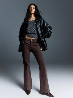 Bershka Jeansy O Kroju Bootcut Z Niskim Stanem Kobieta Brązowy