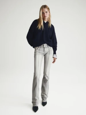 Bershka Jeansy O Kroju Bootcut Z Niskim Stanem Kobieta Ciemnoszary