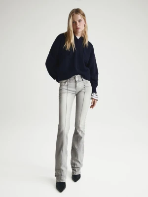 Bershka Jeansy O Kroju Bootcut Z Niskim Stanem Kobieta Ciemnoszary