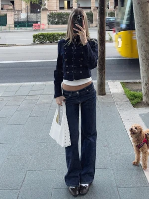 Bershka Jeansy O Kroju Bootcut Z Niskim Stanem Kobieta Granatowy