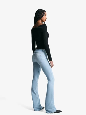 Bershka Jeansy O Kroju Bootcut Z Niskim Stanem Kobieta Jasnoniebieski