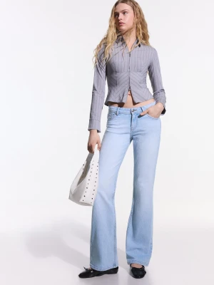 Bershka Jeansy O Kroju Bootcut Z Niskim Stanem Kobieta Jasnoniebieski