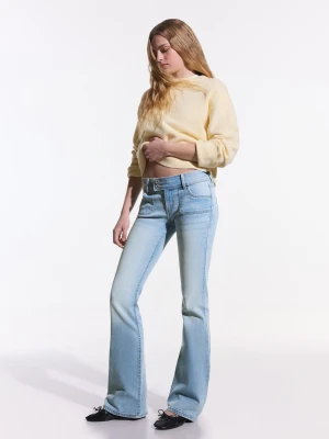 Bershka Jeansy O Kroju Bootcut Z Niskim Stanem Kobieta Jasnoniebieski
