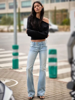 Bershka Jeansy O Kroju Bootcut Z Niskim Stanem Kobieta Jasnoniebieski