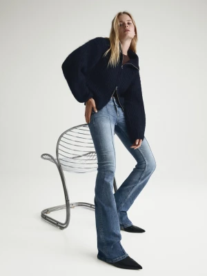 Bershka Jeansy O Kroju Bootcut Z Niskim Stanem Kobieta Niebieski